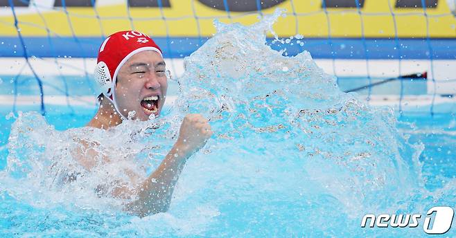이진우가 23일 오전 광주 남부대학교 수구경기장에서 열린 '2019 광주 세계수영선수권대회' 남자 수구 15~16위 결정전 대한민국과 뉴질랜드의 경기 승부던지기 상황 상대선수의 슛을 막아낸 뒤 기뻐하고 있다. 경기는 12대 12로 4쿼터 종료, 승부던지기 후 17대 16으로 대한민국이 대회 첫 승리를 거뒀다. 2019.7.23 /뉴스1 © News1 황희규 기자