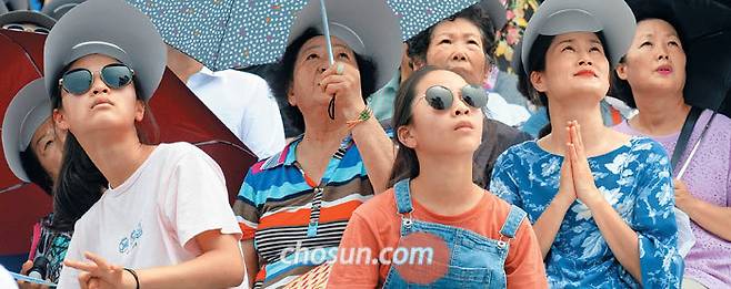 다이빙 관람객 조마조마 - 광주 시민들이 22일 세계수영선수권 하이다이빙 경기(조선대 하이다이빙경기장)를 숨죽이며 지켜보는 장면. 행여 사고가 나지 않기를 두 손 모아 바라는 관람객도 있다. /김영근 기자