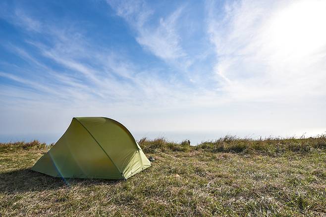 아무도 살지 않는 동섬에 첫날의 여장을 풀었다
