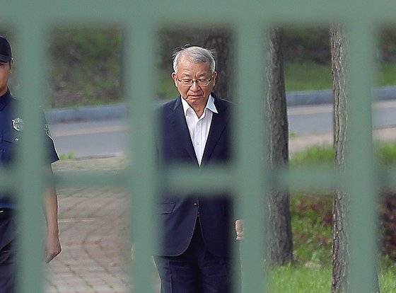 사법행정권 남용 의혹'으로 기소돼 구속상태로 재판을 받는 양승태 전 대법원장이 22일 보석을 허가받고 경기도 의왕시 서울구치소를 나서고 있다. [뉴스1]