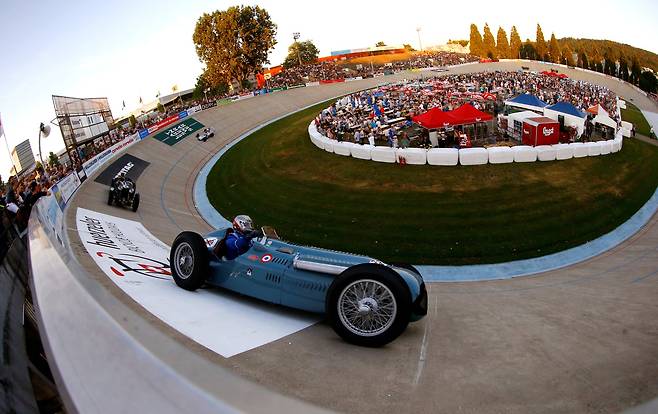 1953년식 라고 탈벗 레이싱카가 트랙을 돌고 있다. [로이터=연합뉴스]