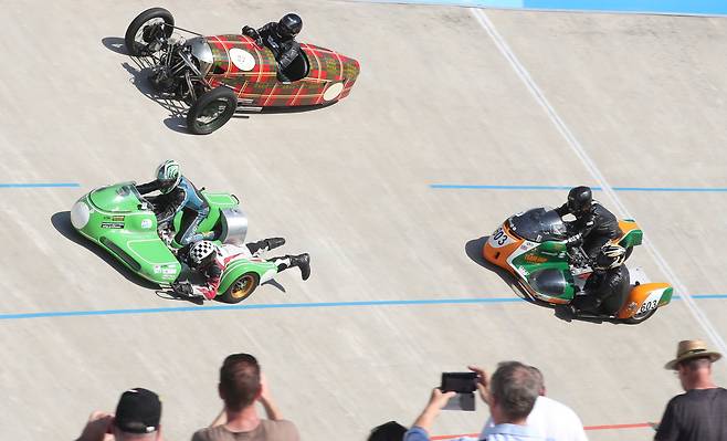 1934년식 모건 에어로(가운데), 1970년 식 가와사키 H1R(왼쪽)등 인디애나폴리스 오얼리콘 에이스에 참가한 차량들이 레이싱을 펼치고 있다. [로이터=연합뉴스]