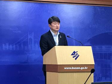 24일 오후 유재수 부산시 경제부시장이 기자회견을 열고 ‘부산 블록체인 규제자유특구’가 특구 대상 사업으로 선정됐다고 밝혔다./부산=조원진기자
