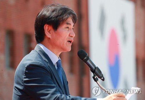 인사말 하는 이용선 시민사회수석 (서울=연합뉴스) 홍해인 기자 = 이용선 청와대 시민사회수석이 4일 오후 서울 서대문형무소 역사관에서 열린 부마 민주항쟁 40주년 기념 전시 '부마 1979·유신의 심장을 쏘다!' 개막식에서 인사말을 하고 있다. 2019.7.4 hihong@yna.co.kr