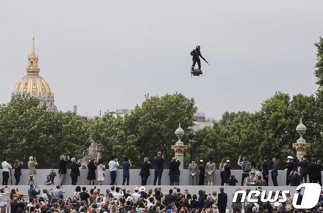 전 세계 제트스키 챔피언인 프랭키 자파타가 지난 14일 파리 샹젤리제 거리에서 진행된 바스티유 데이 대규모 열병식에서  플라이보드를 타고 날으는 장면을 연출하고 있다. © AFP=뉴스1 © News1