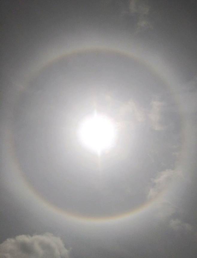 24일 제주시 삼도동 하늘에 햇무리가 나타나 장관을 이루고 있다. [김맹후씨=연합뉴스]