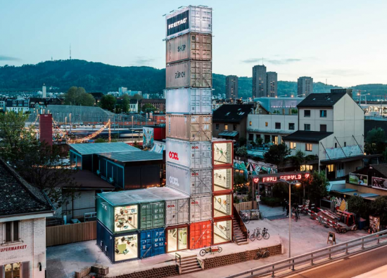 버려진 화물 컨테이너 박스로 만든 프라이탁 플래그십 스토어 [출처-프라이탁]