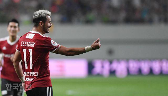 팀K리그의 세징야가 26일 서울월드컵경기장에서 열린 유벤투스와 친선전에서 득점한 뒤 기뻐하고 있다. 홍윤기 인턴기자