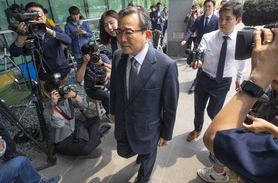 건설업자 윤중천씨 등에게서 금품과 향응을 제공받은 정황과 성범죄 의혹을 받는 김학의 전 법무부 차관이 피의자 신분으로 조사를 받기 위해 12일 송파구 서울동부지검으로 들어서고 있다. [연합뉴스]