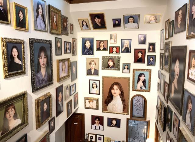 시현하다 사진관 포토존. 다소 긴장한 채 방문했을 손님을 위해 사진관 내부를 편안히 즐길 수 있는 공간으로 꾸며두었다. / 강신우 기자