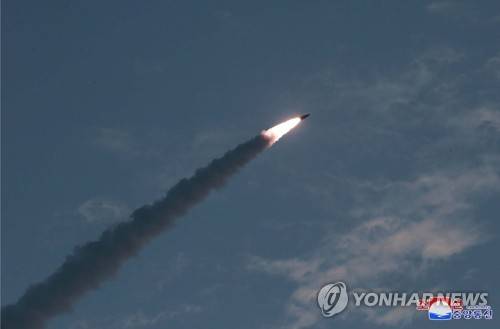 북한, 신형전술유도무기 위력시위사격 (평양 조선중앙통신=연합뉴스) 김정은 북한 국무위원장이 한미 군사연습과 남측의 신형군사장비 도입에 반발해 지난 25일 신형전술유도무기의 '위력시위사격'을 직접 조직, 지휘했다고 조선중앙통신이 26일 보도했다. 2019.7.26       [국내에서만 사용가능. 재배포 금지. For Use Only in the Republic of Korea. No Redistribution] photo@yna.co.kr