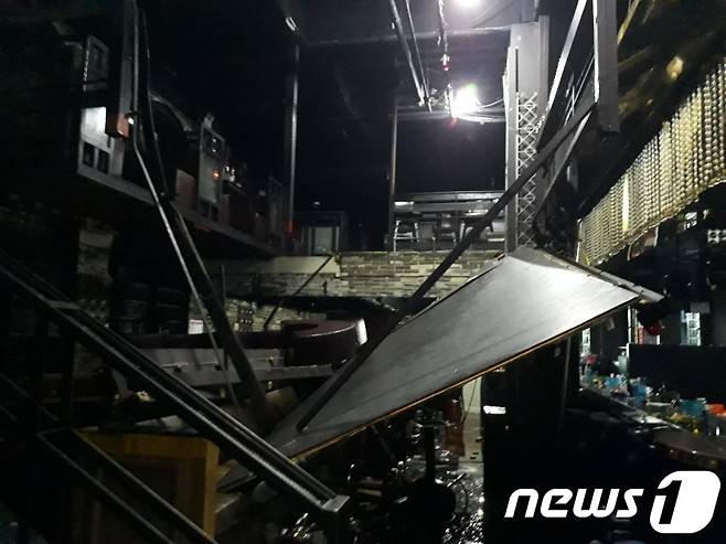 27일 오전 2시39분쯤 광주 서구의 한 클럽 복층 구조물이 붕괴된 모습.(독자제공) 2019.7.27/뉴스1 © News1 허단비 기자