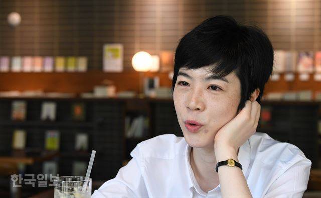 배윤민정씨는 “제가 서열이란 관습을 저항한 이유는 이것이 가족의 본래 목적인 사랑을 불가능하게 하기 때문이다. 수직적 서열구조는 소통을 방해하고 가족 내 약자에 대한 억압으로 이어진다. 가부장적 문화 때문에 힘겨워하는 사람들에게 내 경험이 하나의 참고가 됐으면 한다”고 말했다. 홍윤기 인턴기자