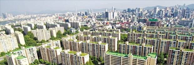 민간택지 분양가 상한제 등 정부의 부동산 규제가 강화되는 상황에도 부동산 심리지표는 빠르게 상승하고 있는 것으로 나타났다. 사진은 사상 최고가 거래가 이어지고 있는 서울 압구정현대아파트.  /한경DB