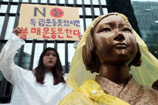 의정부고등학교학생연합 학생들이 26일 오전 서울 종로구 일본대사관 앞에서 일본제품 불매 선언을 하고 있다./사진=뉴스1
