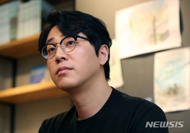 【서울=뉴시스】김진아 기자 = 나응식 수의사가 17일 오후 서울 강남구 한 카페에서 뉴시스와 인터뷰하고 있다.  지승호 인터뷰 전문 작가가 진행했다. 2019.07.27. bluesoda@newsis.com