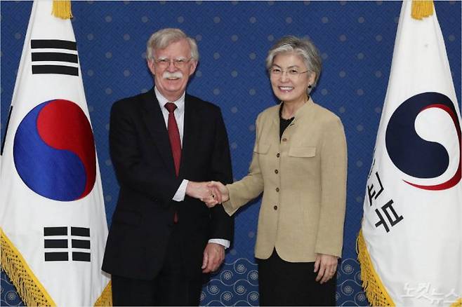 강경화 외교부 장관과 존 볼턴 미국 백악관 국가안보회의(NSC) 보좌관이 24일 오후 서울 세종대로 외교부 청사에서 면담에 앞서 악수하고 있다. 박종민기자