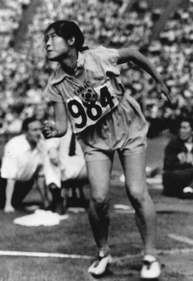 이화여중 5학년 박봉식이 1948년 런던 올림픽 개막일 다음날인 7월 30일 오후 런던 웸블리 스타디움에서 여자 투원반에 출전해 힘차게 원반을 던지고 있다. 연한 하늘색의 반바지와 티셔츠를 입은 박봉식은 1차 파울, 2차 33m80, 3차  파울에 그치며 제 실력을 발휘하지 못했다. 대한체육회 제공