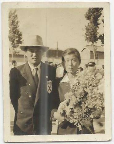 1948년 6월 이화여중 교정에서 열린 제14회 런던 올림픽 출전선수 환송식에서 농구 대표선수로 출전하는 이화여중 농구부 이상훈 코치와 나란히 포즈를 취한 박봉식. 농구원로 박정숙 네이버 블로그 mystoryhistory 제공