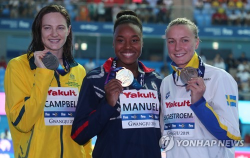 여자 자유형 100ｍ 메달리스트 (광주=연합뉴스) 윤동진 기자 = 26일 광주광역시 광산구 남부대 시립국제수영장에서 열린 2019 광주세계수영선수권대회 경영 여자 자유형 100ｍ 결승에서 메달을 따낸 선수들이 기념사진을 찍고 있다. 왼쪽부터 호주 케이트 캠벨(은메달), 미국 시몬 매뉴얼(금메달),  스웨덴 사라 셰스트룀(동메달). 2019.7.26 mon@yna.co.kr