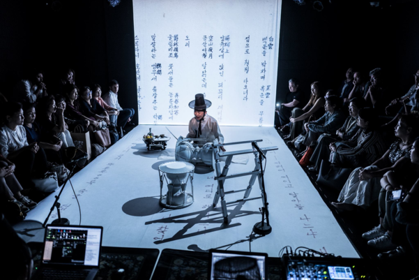 움을 파고 사랑방을 지어 깊은 놀음에 심취한 조선 시대 중인들의 문화를 재현한 ‘깊은 사랑' 시리즈에서 장구만 놓고 간결하게 소리를 뽑는 이희문.