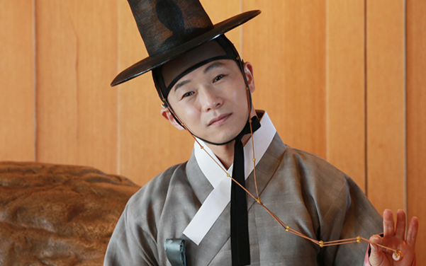 “제 소리의 목적은 단순해요. 노는 거죠.” 한복을 입어도 드레스를 입어도 훌훌 자유롭다는 이희문./사진=이태경 기자