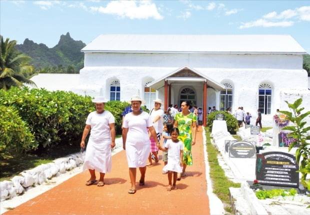 기독교 문화가 전해진 쿡 아일랜드는 각 마을마다 작고 예쁜 교회가 있다. 예배를 마치고 교회를 나서는 쿡 아일랜드 주민들