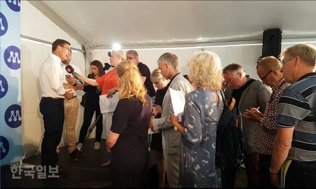 알메달렌 정치주간 2일차인 1일 오전 취재 열기가 뜨거운 기자회견장. 박지연 기자