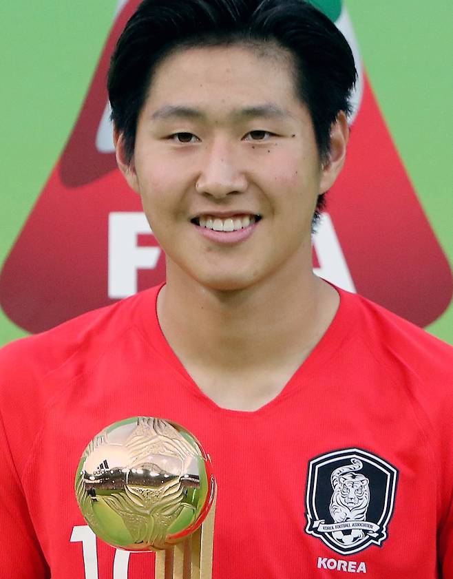 U-20 축구대표팀 이강인 선수가 지난달 16일 폴란드 우치 스타디움에서 열린 ‘2019 국제축구연맹(FIFA) U-20 월드컵’ 결승전 대한민국과 우크라이나의 경기에서 3:1로 패하며 준우승을 차지한 가운데 골든볼을 수상한 후 포즈를 취하고 있다. [뉴스1]