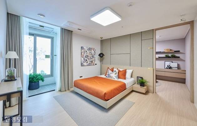 '과천 푸르지오 써밋'의 모델하우스에 전시된 전용 84㎡C1 안방. 안방 안쪽으로 알파룸이 하나더 있다. 부부만의 공간 혹은 취미공간으로 활용할 수 있다.  (자료 대우건설)