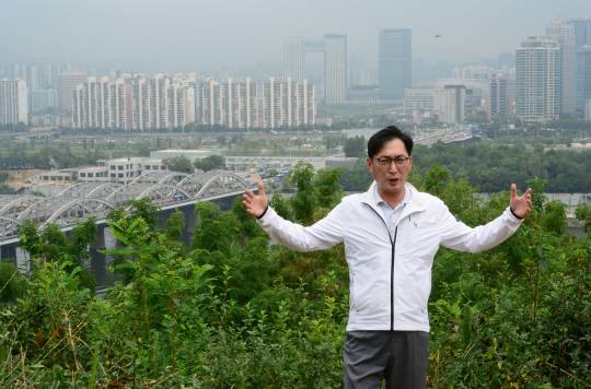 이창우 서울 동작구청장이 24일 서울 동작구 본동 용봉정 근린공원 정상에서 용양봉저정 일대 관광 명소화 사업의 구상을 설명하고 있다. 김호웅 기자 diverkim@