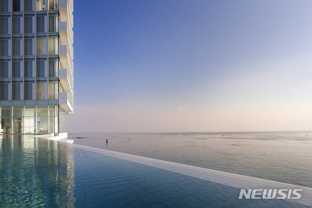 【서울=뉴시스】강릉 씨마크 호텔 인피니티 풀 '비치 온 더 클라우드'