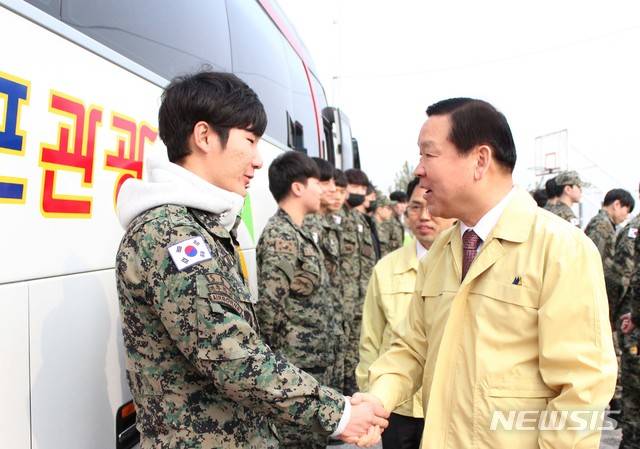 【서울=뉴시스】 동원훈련 참가 예비군을 격려하는 기찬수 병무청장. (뉴시스DB)