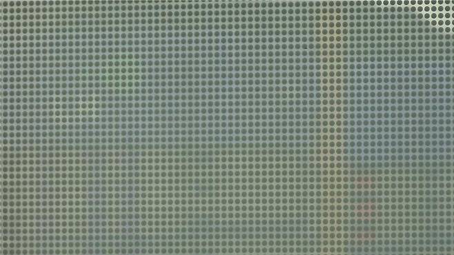 천안아산역 방음벽의 확대 사진. 조밀한 프릿형 무늬가 보인다.