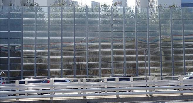 위 저감방안을 시공하였지만 실제로는 투명성을 유지하고 있다.