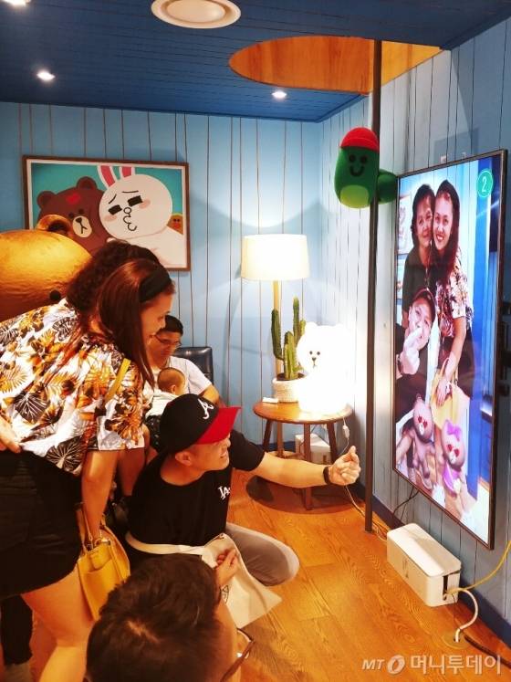 28일 라인프렌즈 이태원점을 찾은 말레이시아 관광객 킴 하우(32)가 가족들과 브라운,초코가 나오는 AR포토존에서 사진을 찍고 있다. /사진=김지영 기자