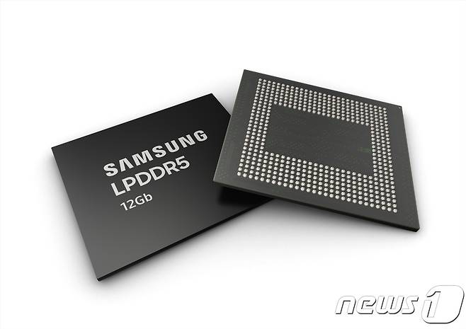 삼성전자 12Gb LPDDR5 D램(삼성전자 제공) © 뉴스1