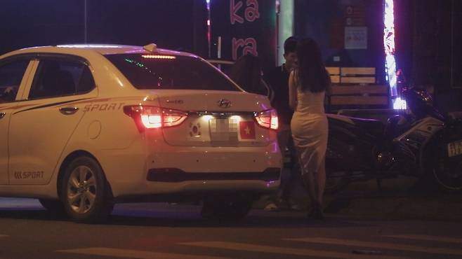 차를 타고 온 베트남 여성이 가라오케로 들어서고 있다. 박닌/조소영 <한겨레티브이> 피디 azuri@hani.co.kr