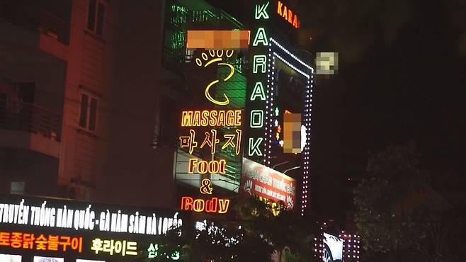 박닌 한국인 거리 네온사인 간판. 상호는 모자이크 처리. 박닌/조소영 <한겨레티브이> 피디 azuri@hani.co.kr