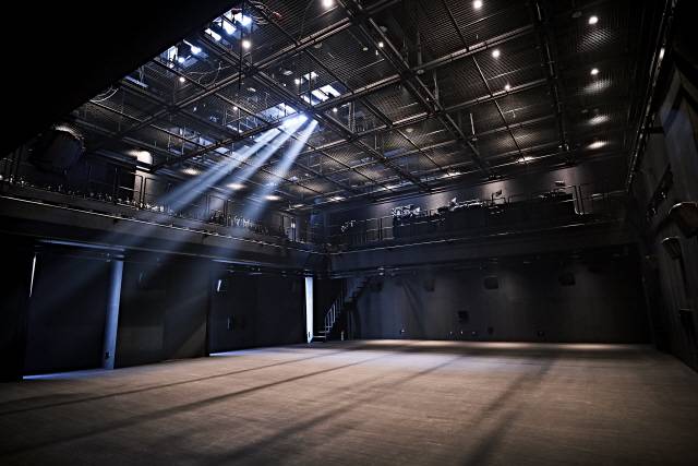 우란2경 내부. 무대와 객석을 고정하지 않아 자유로운 구획이 가능하다. /사진제공=우란문화재단