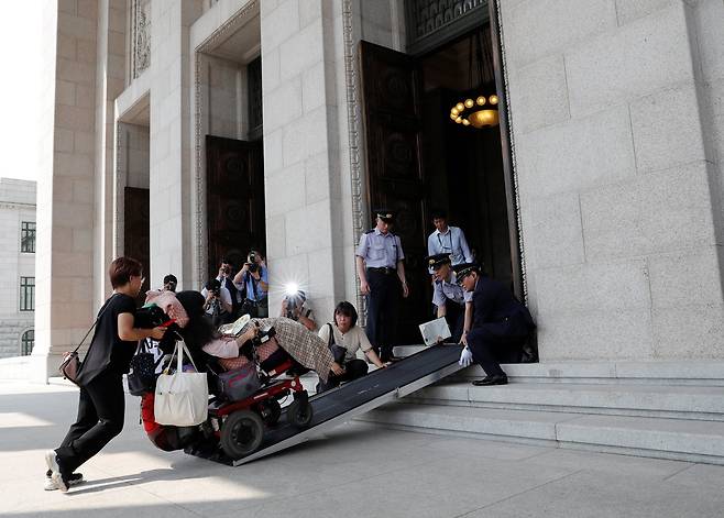 휠체어를 탄 기무라 에이코 의원이 1일 슬로프를 이용해 일본 도쿄 의사당 청사로 들어가고 있다. [로이터=연합뉴스]