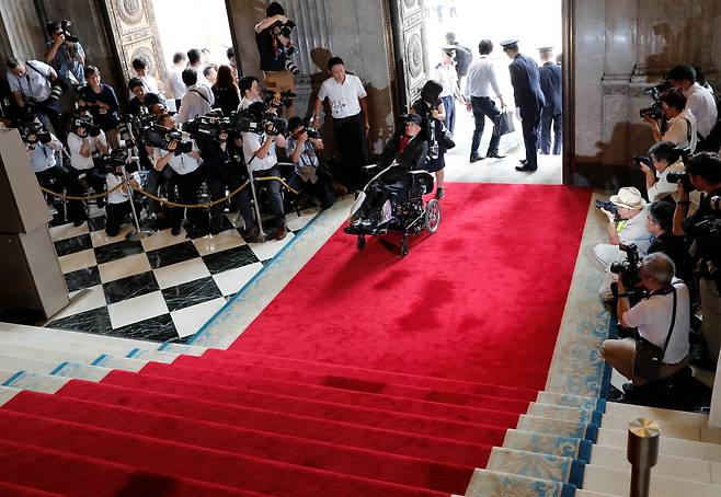 루게릭 환자인 후나고 야스히코 의원이 1일 휠체어를 타고 일본 도쿄 의사당 건물로 들어서고 있다. [로이터=연합뉴스]