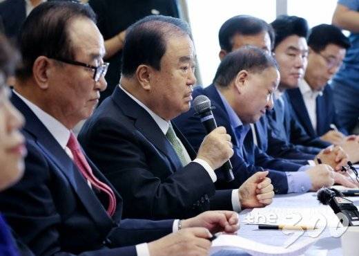 &nbsp;문희상이 국회의장이 30일 오전 서울 여의도 국회에서 열린 현안문제 논의를 위한 국회대표단 방일 관련 전문가 간담회에서 발언하고 있다. / 사진=홍봉진 기자 honggga@