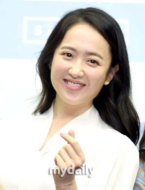 ▲ 김민정 '동안의 비결은 투명한 피부'