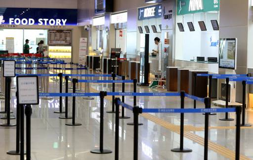 1일 오전 부산 동구 부산국제여객터미널 발권 창구가 텅 비어 있다. 일본행 여객선이 대부분인 부산국제여객터미널은 일본 불매운동이 확산하면서 휴가철에도 온종일 텅 빈 모습을 보였다. 연합뉴스