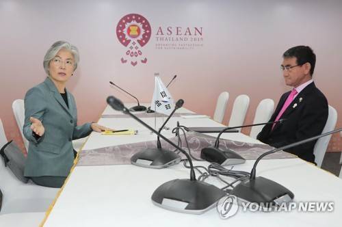 마주앉은 한-일 외교장관 (방콕=연합뉴스) 이정훈 기자 = 강경화 외교부 장관이 1일 오전(현지시간) 태국 방콕 센타라 그랜드호텔에서 고노 다로 일본 외무상과 양자회담을 하기에 앞서 취재진의 철수를 기다리고 있다. 2019.8.1 uwg806@yna.co.kr