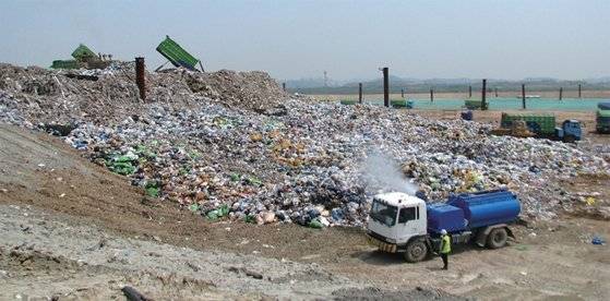 수도권 매립지 인근 주민들을 위한 가구별 현물 지원 사업의 잡음이 점점 커지고 있다.