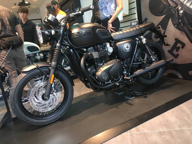 T120 에이스. 사이드커버에 에이스 카페의 로고가 찍혀 있습니다.