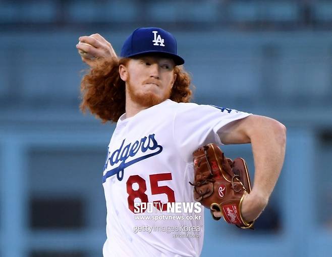 ▲ LA 다저스 투수 더스틴 메이가 3일(한국시간) 미국 캘리포니아주 다저스타디움에서 피칭을 하고 있다. 메이는 이날이 메이저리그 데뷔전이었다.
