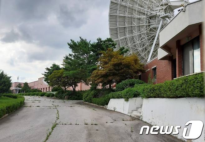 충북 보은군 마로면 적암리 kt sat 보은위성센터가 수년째 흉물로 방치되고 있다. 이 위성센터는 1985년 3월 개국했으나 해저 광케이블이 발달하면서 기능과 활용도가 떨어지고, 수익 창출이 되지 않자 2013년 10월 중계업무를 중단하고 문을 닫았다.2019.08.02. © News1 김기준 기자